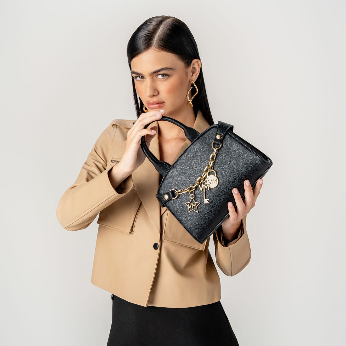 Bolsa tote Via Marte preta vista de lado com alça de ombro removível e regulável